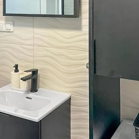 2 Bedroom Gorgeous In * 오스트로다